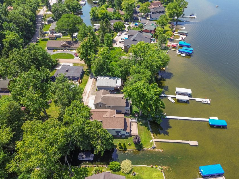 Welcome to this 3-bedroom, 2-bathroom waterfront residence in - photo 50