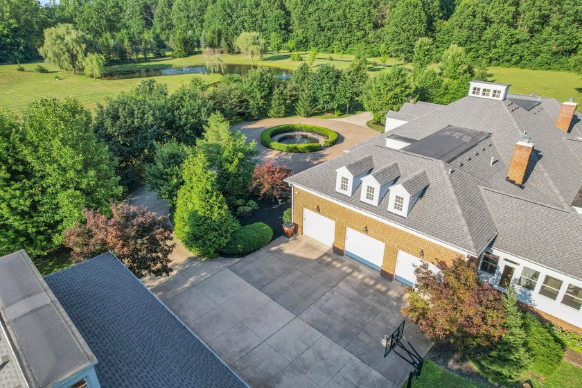Stately Colonial Revival 25 acre estate featuring classic - photo 12