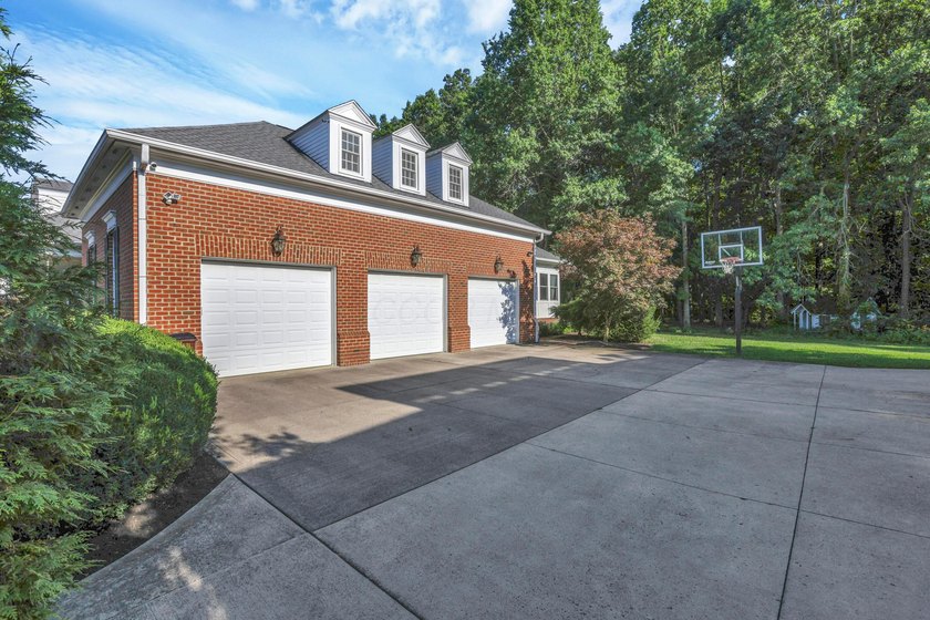 Stately Colonial Revival 25 acre estate featuring classic - photo 14