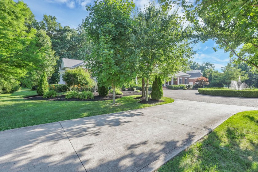 Stately Colonial Revival 25 acre estate featuring classic - photo 15