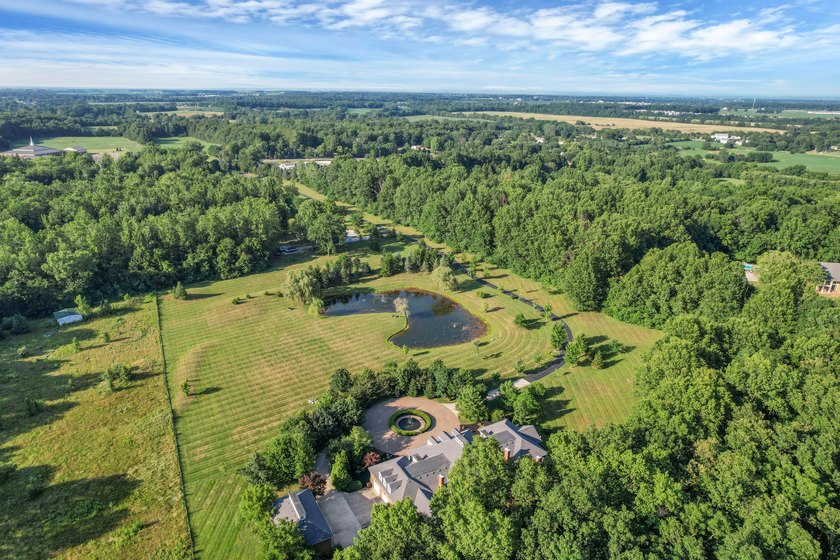 Stately Colonial Revival 25 acre estate featuring classic - photo 17