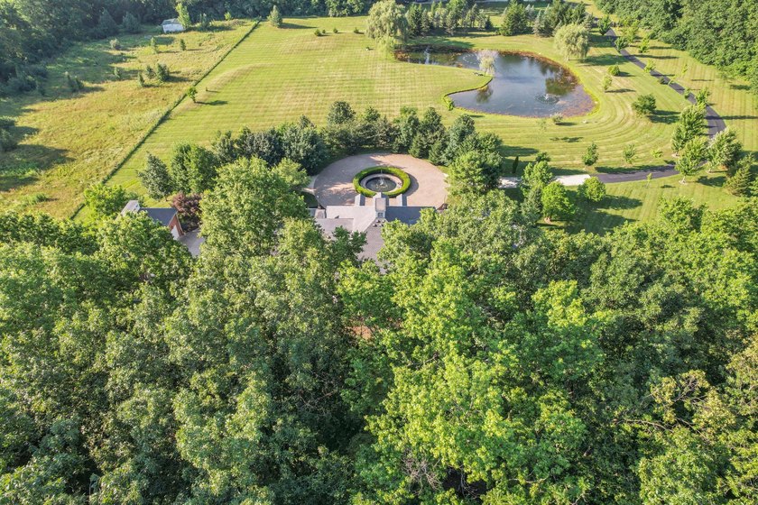 Stately Colonial Revival 25 acre estate featuring classic - photo 18