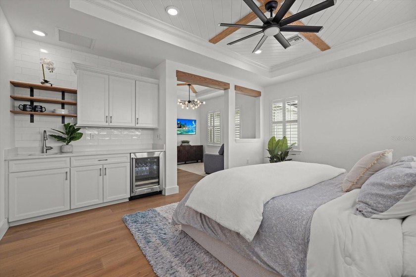 A masterclass in luxury living, this extensively customized - photo 35