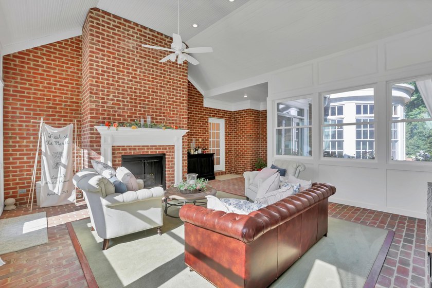 Stately Colonial Revival 25 acre estate featuring classic - photo 46