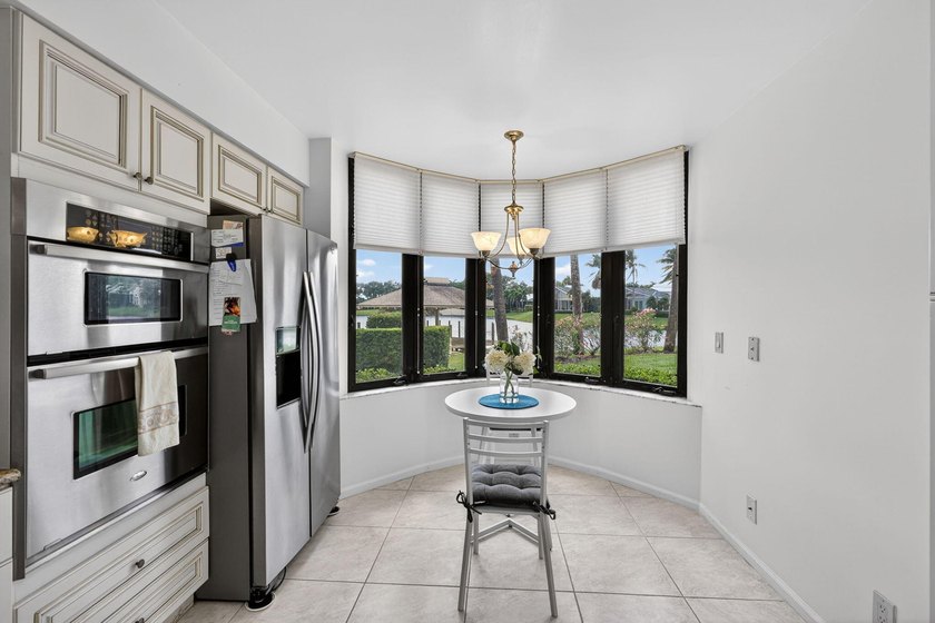 Desirable 1st floor corner unit with a beautiful lake view - photo 14