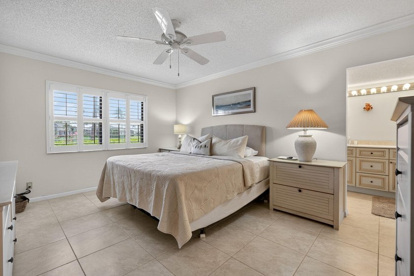 Desirable 1st floor corner unit with a beautiful lake view - photo 16