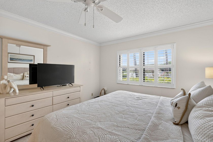 Desirable 1st floor corner unit with a beautiful lake view - photo 17
