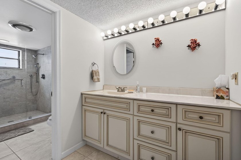Desirable 1st floor corner unit with a beautiful lake view - photo 18