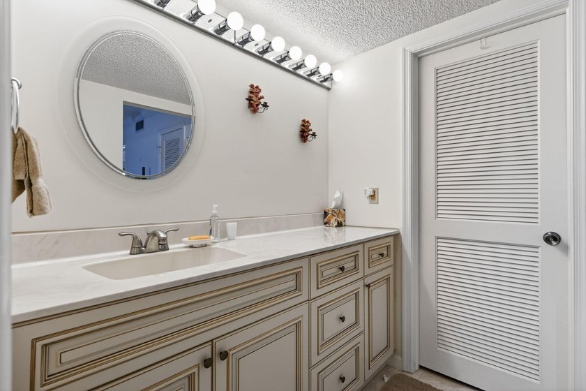 Desirable 1st floor corner unit with a beautiful lake view - photo 19