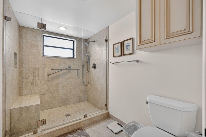 Desirable 1st floor corner unit with a beautiful lake view - photo 20