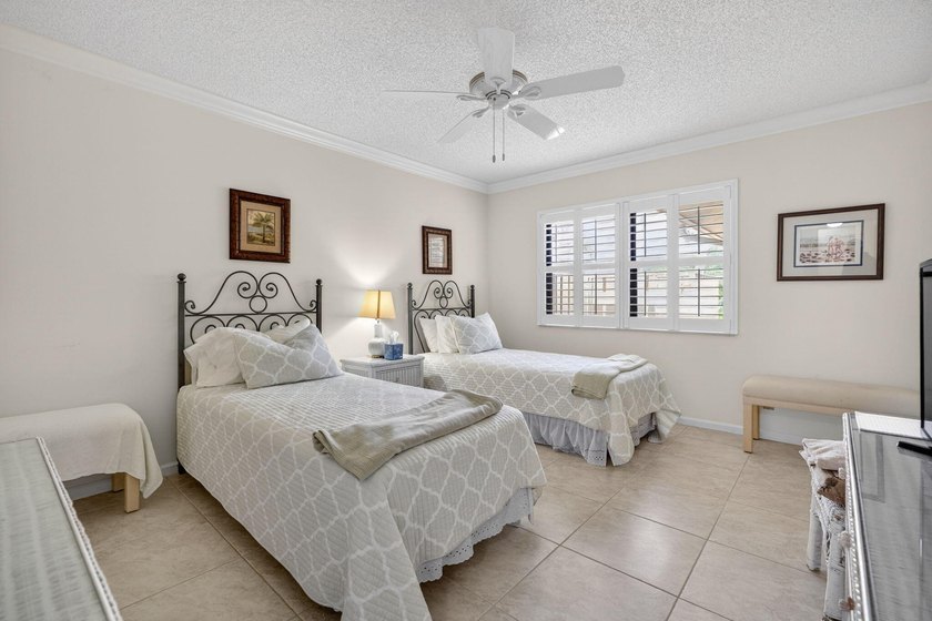 Desirable 1st floor corner unit with a beautiful lake view - photo 21