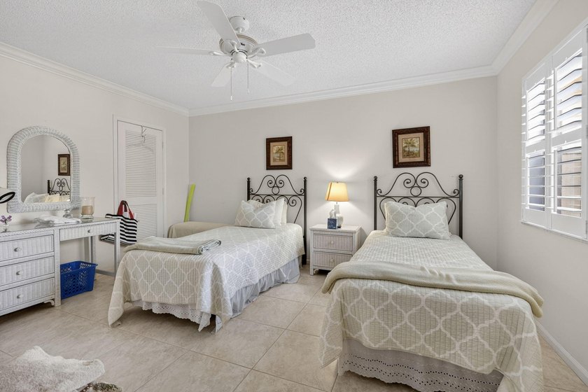 Desirable 1st floor corner unit with a beautiful lake view - photo 22
