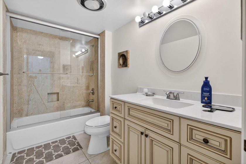 Desirable 1st floor corner unit with a beautiful lake view - photo 23