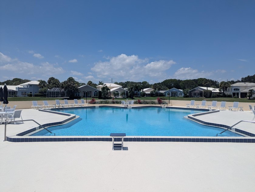 Desirable 1st floor corner unit with a beautiful lake view - photo 28