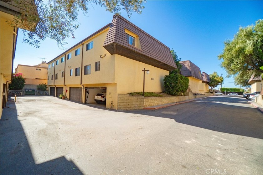 Desirable corner-unit townhome in the sought-after Camino Woods - photo 2