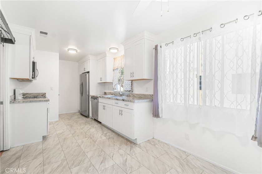 Desirable corner-unit townhome in the sought-after Camino Woods - photo 7