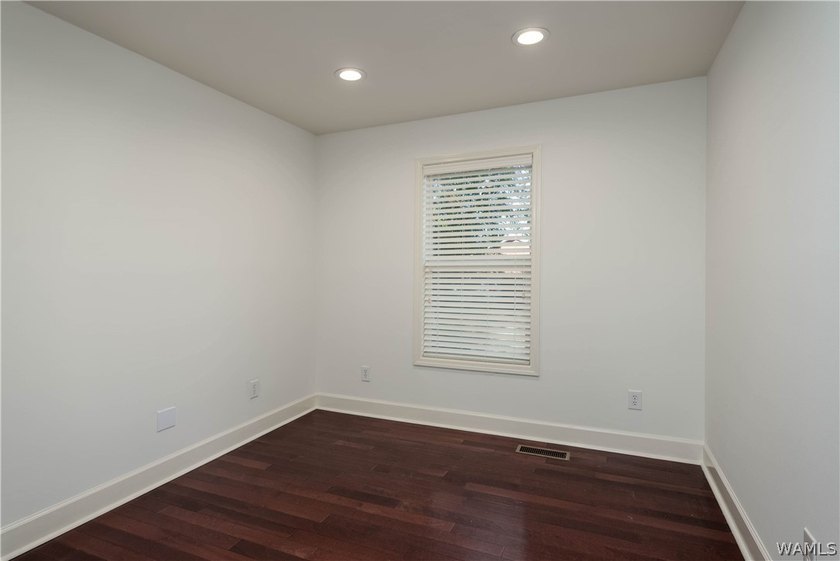 CENTRALLY LOCATED TO THE UNIVERSITY AND DOWNTOWN. OFFICE - photo 27