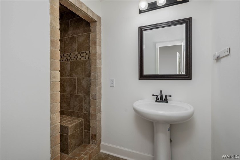 CENTRALLY LOCATED TO THE UNIVERSITY AND DOWNTOWN. OFFICE - photo 32