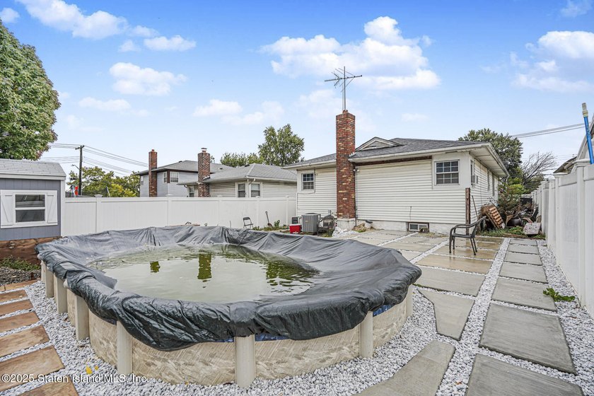 Beautiful raised ranch on large 40 x 107 lot. Level 1: Living - photo 27
