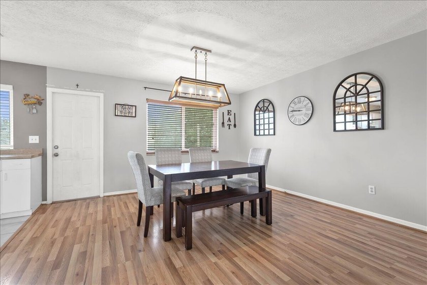 This beautiful CBS home features a 2021 metal roof, spacious - photo 15
