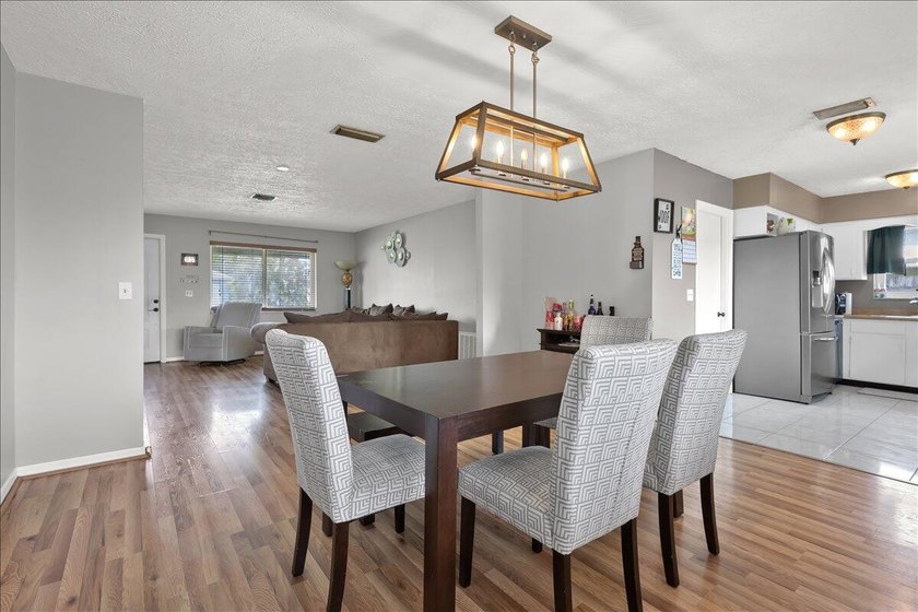 This beautiful CBS home features a 2021 metal roof, spacious - photo 17
