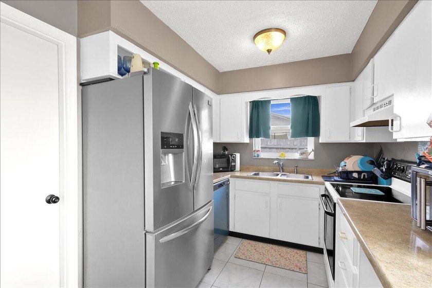 This beautiful CBS home features a 2021 metal roof, spacious - photo 22