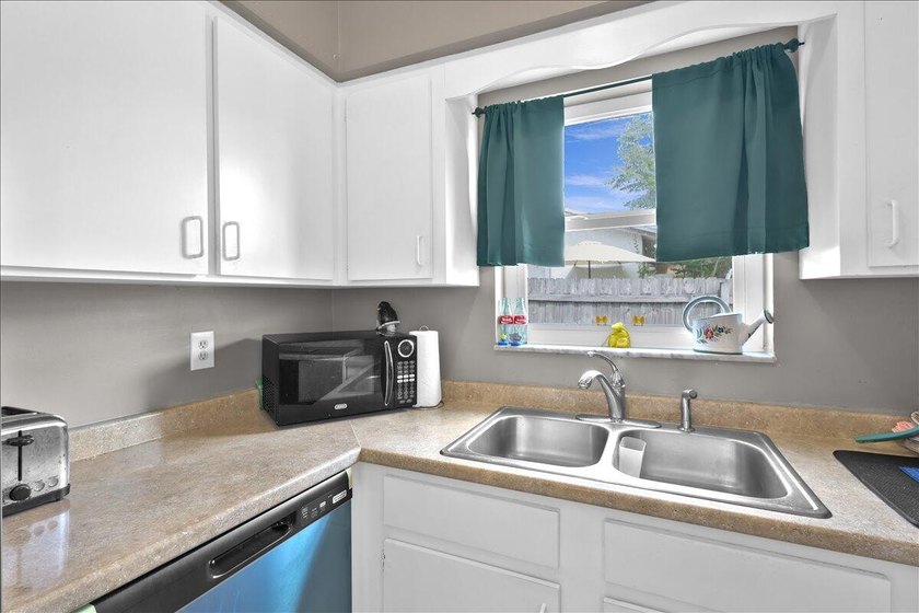 This beautiful CBS home features a 2021 metal roof, spacious - photo 23