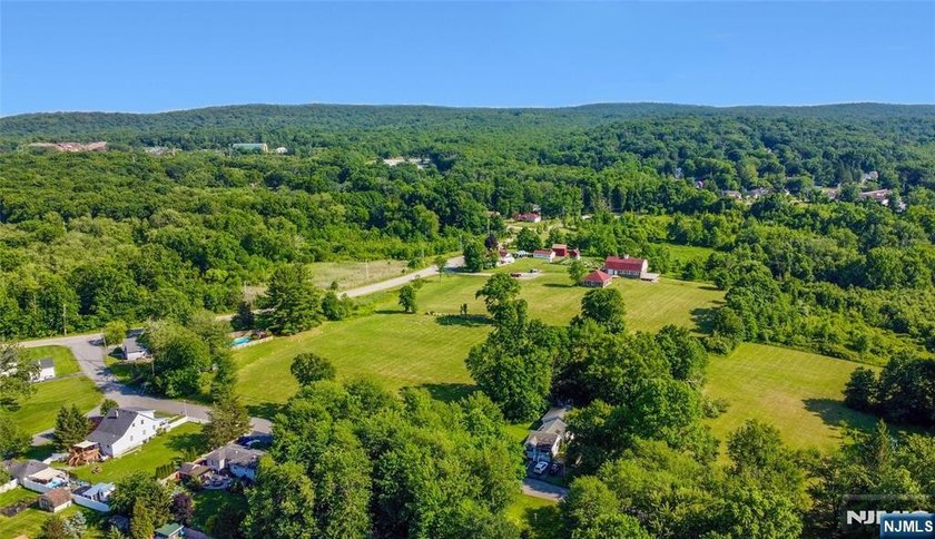 Space to breathe, land that will never change, and a home that's - photo 36