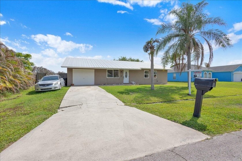 This beautiful CBS home features a 2021 metal roof, spacious - photo 44