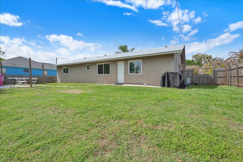 This beautiful CBS home features a 2021 metal roof, spacious - photo 45