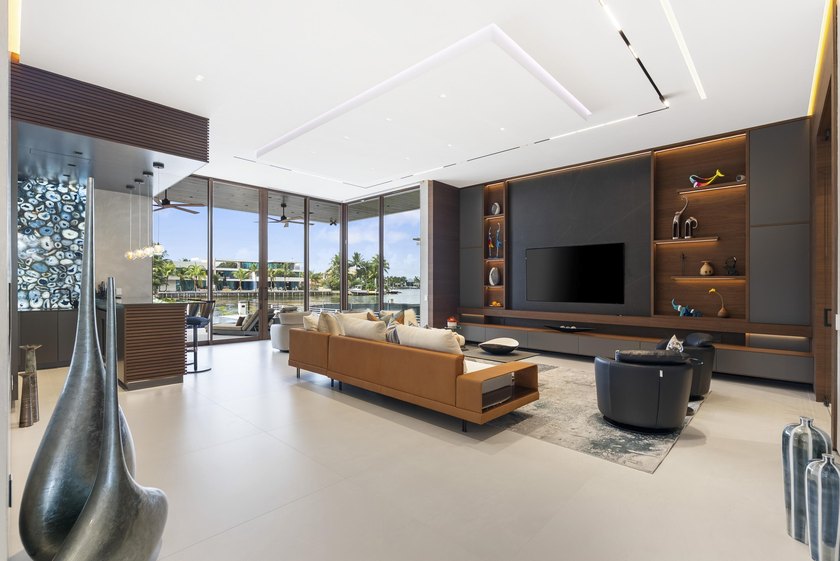 Unparalleled luxury new construction on 100' of prime - photo 14