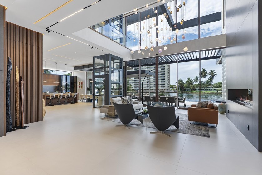 Unparalleled luxury new construction on 100' of prime - photo 17