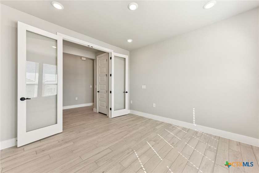 Auburn Plan with upgraded kitchen, quartz countertops, dry bar - photo 22