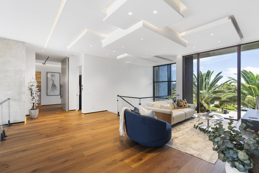 Unparalleled luxury new construction on 100' of prime - photo 35