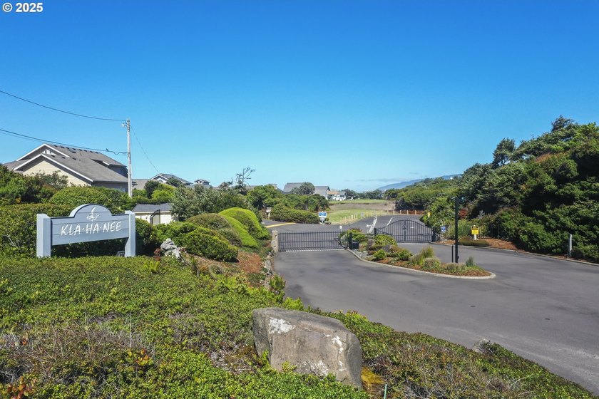 Just steps to the sandy beach! An outstanding ocean view! Rare - photo 11