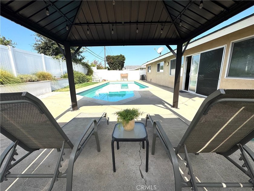 This charming 3br/2ba home offers a gorgeous open floor plan - photo 2