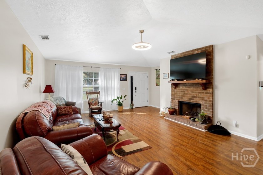 Filled with natural light and designed for comfortable living - photo 7