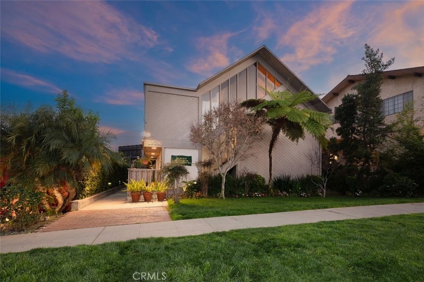 Embedded in the desirable, tree-lined streets of Los Angeles' - photo 18