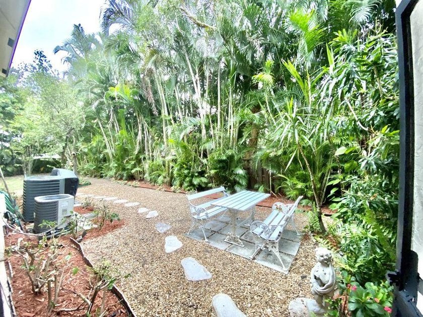 Beautiful 3/2. Tiled floors throughout, central air, first floor - photo 3