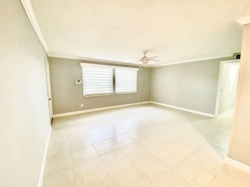 Beautiful 3/2. Tiled floors throughout, central air, first floor - photo 4