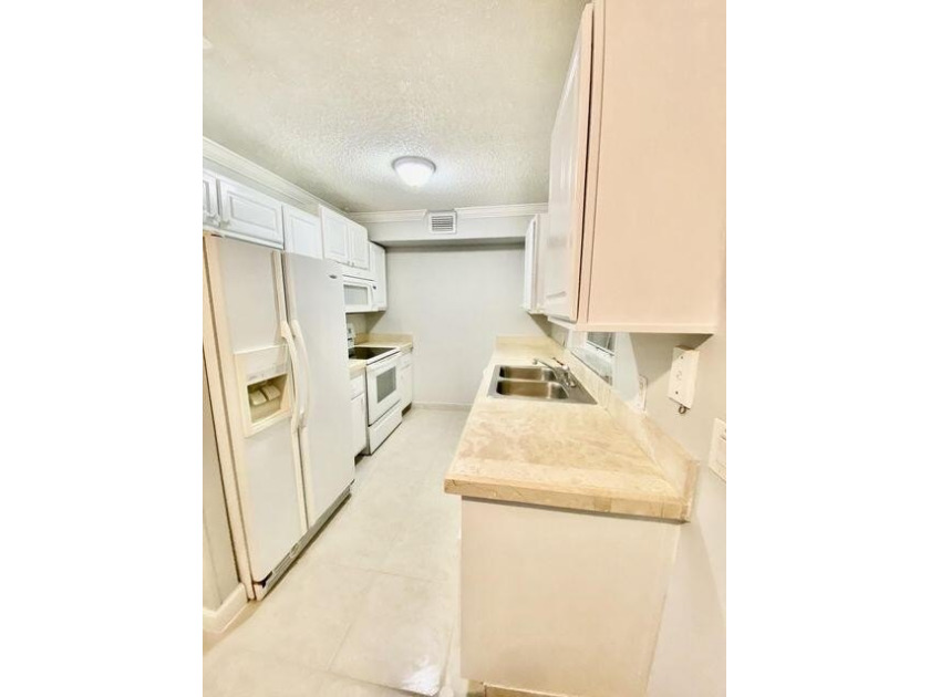 Beautiful 3/2. Tiled floors throughout, central air, first floor - photo 5