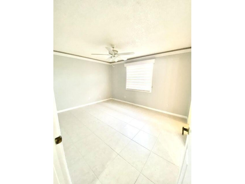 Beautiful 3/2. Tiled floors throughout, central air, first floor - photo 6