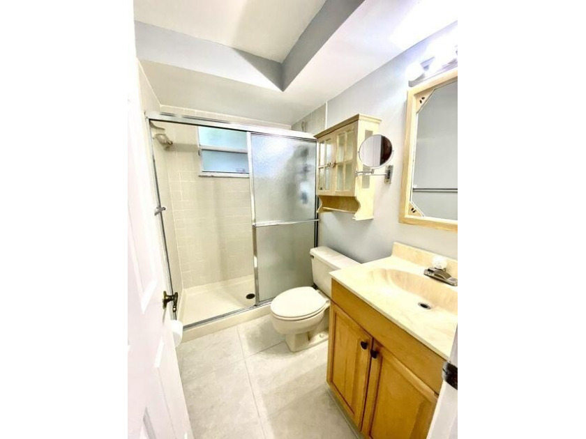Beautiful 3/2. Tiled floors throughout, central air, first floor - photo 7