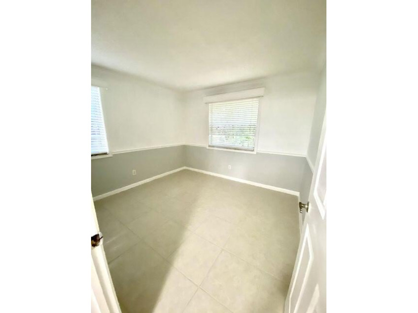 Beautiful 3/2. Tiled floors throughout, central air, first floor - photo 9