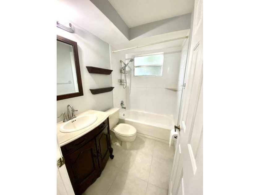 Beautiful 3/2. Tiled floors throughout, central air, first floor - photo 10
