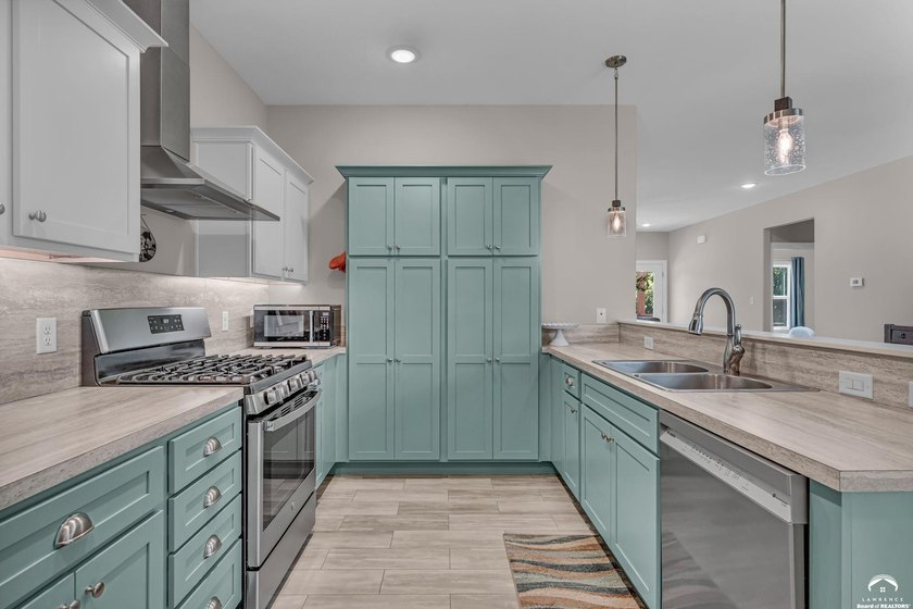 A beautifully designed ranch home located on a spacious lot in - photo 15