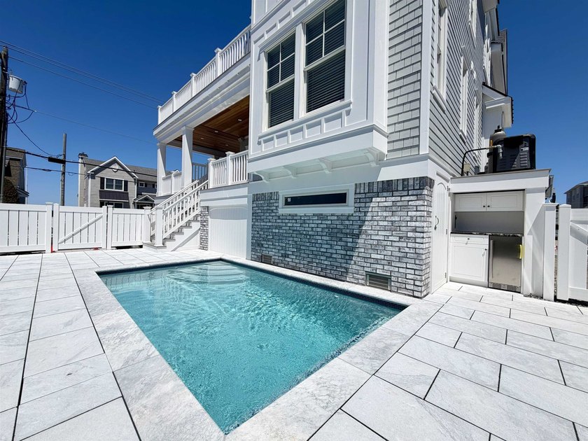 Perfectly positioned on a prestigious corner in the heart of - photo 2