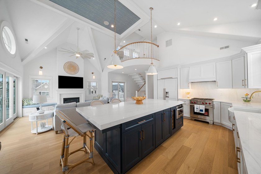 Perfectly positioned on a prestigious corner in the heart of - photo 3