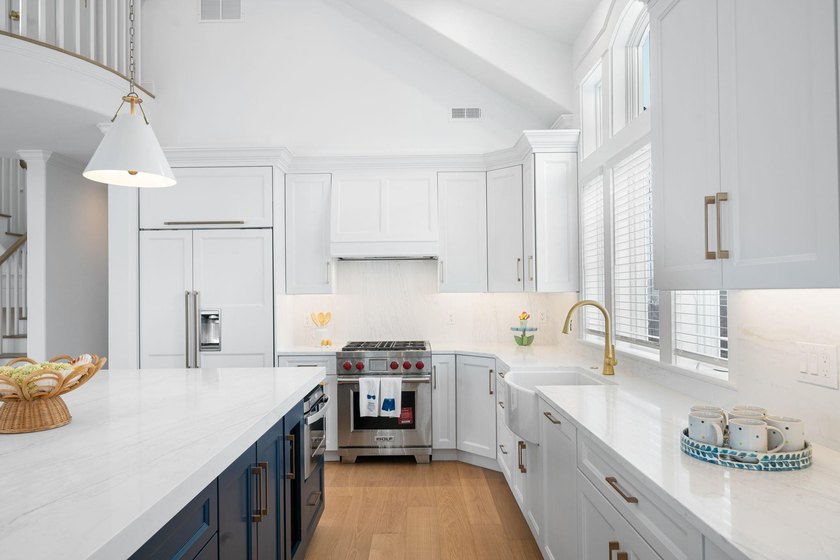 Perfectly positioned on a prestigious corner in the heart of - photo 4