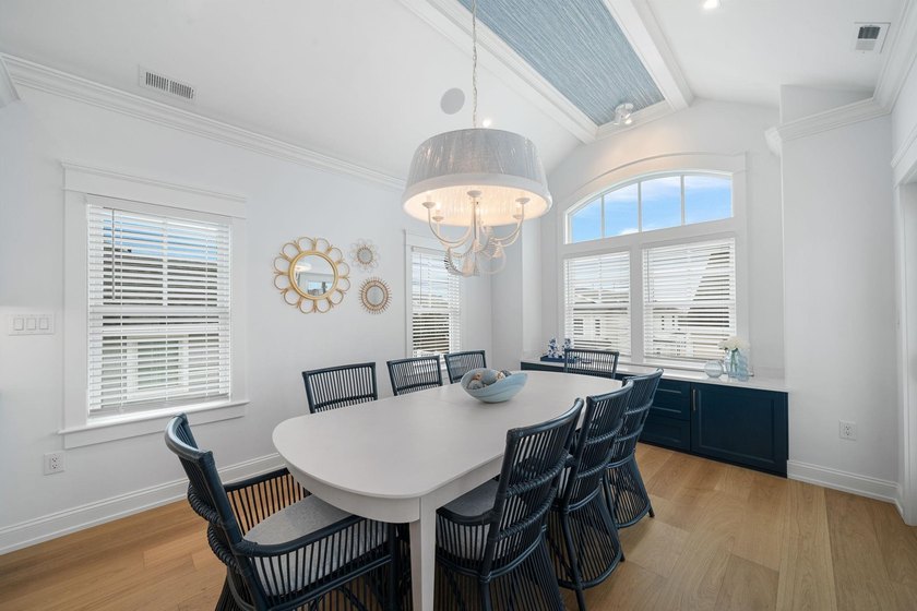 Perfectly positioned on a prestigious corner in the heart of - photo 6